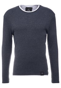 Dunkelgraues Langarmshirt aus weichem Stoff, mit einem weißen Kragenbesatz und einem kleinen Markenpatch am Saum.