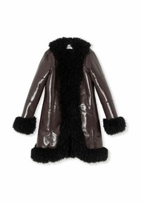 Bruine faux leren jas met zwarte fluffy details, voorzien van een kraag en manchetten. Het ontwerp heeft een glanzende afwerking en is knie-lengte.