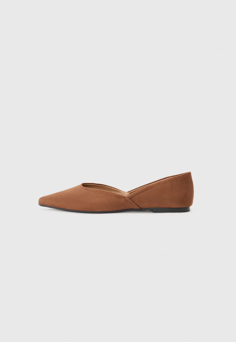 Chaussures plates en daim marron avec un bout pointu et un design découpé sur les côtés. Elles disposent d'un talon bas et d'une texture lisse.