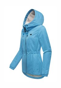 Svijetloplava jakna s kapuljačom, elastičnom strukom, prednjim zatvaračem i dugim rukavima. Izrađena od glatkog, izdržljivog materijala s dva bočna džepa.