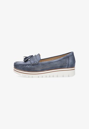 Zapato de cuero azul con diseño perforado, acento de borlas y suela de plataforma de goma blanca. Presenta una puntera redondeada y costuras en contraste.