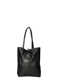 Zwarte leren tote bag met een gestructureerde afwerking, voorzien van twee lange handvaten en een knoopdetail aan de bovenkant voor sluiting.