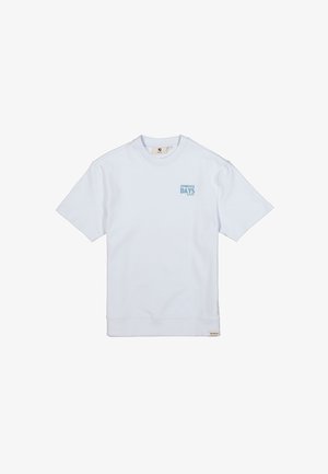 Camiseta de manga corta en azul claro, hecha de algodón, con cuello redondo y un pequeño texto impreso "EFFORTLESS DAYS" en azul más oscuro.