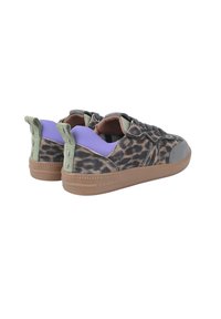 Sneaker con stampa leopardata, con dettagli in suede grigio, linguette sul tallone di colore verde oliva e foderatura viola. Suola in gomma con motivo texturizzato. Nome del brand visibile.
