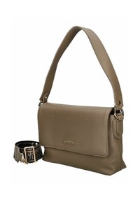 Sac épaule en cuir taupe texturé avec fermeture à rabat, détail du logo en or et bandoulière en tissu noir détachable avec motif de marque.