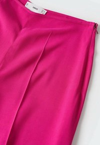 Jupe en tissu lisse rose vif avec des plis. Fermeture à glissière sur le côté, sans motifs ni accents visibles. Conception légère et épurée.