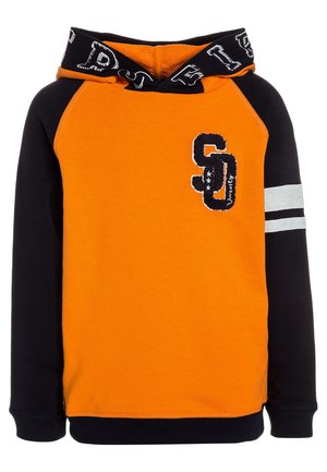 Pomarańczowa i czarna bluza z kapturem z czarnymi rękawami, odblaskowym podwójnym paskiem na prawej ręce oraz naszywką "SD University" na piersi.
