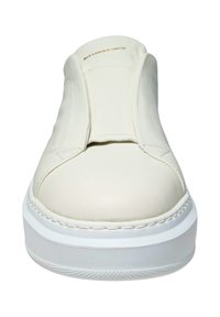 Weiße Leder-Slipper mit runder Zehenform, elastischen Seitenpaneelen und einer dicken, weißen Gummisohle. Unauffälliges Logo auf dem Obermaterial.