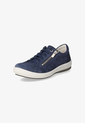 Sneaker in camoscio blu navy con punta rotonda, suola in gomma bianca, lacci blu navy e zip argentata sul lato.