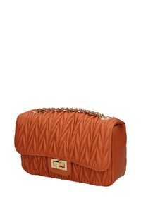 Borsa a tracolla in pelle arancione trapuntata con pattina pieghevole e hardware dorato. Presenta una tracolla a catena e un dettaglio con chiusura rettangolare.