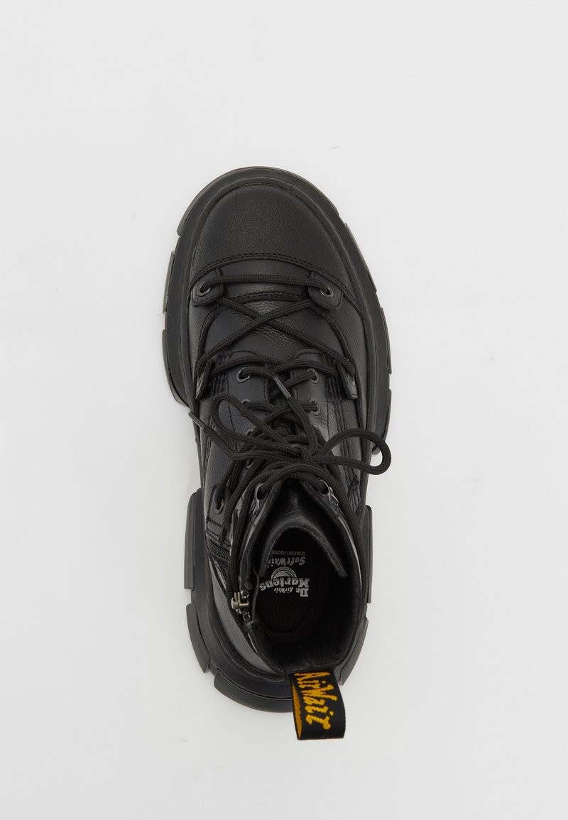 Bottine noire à lacets avec une tige en cuir texturé, bout rond, épaisse semelle en caoutchouc noir et une poignée jaune à l'arrière.