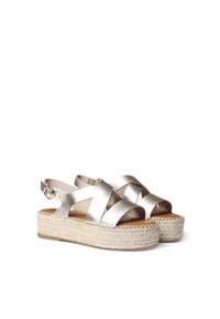 Metaalachtige zilveren platform sandalen met kruislingse banden en een gevlochten jute tussenzool. Voorzien van een verstelbare enkelband voor een veilige pasvorm.
