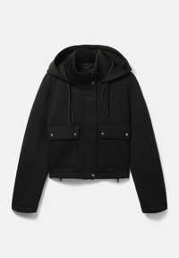 Giacca nera corta con cappuccio, dotata di due tasche anteriori e chiusure a pressione. Realizzata in tessuto testurizzato con un design semplice.