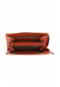 Portefeuille en cuir rouge avec fermeture éclair, plusieurs emplacements pour cartes et compartiments. Extérieur texturé et doublure intérieure lisse.