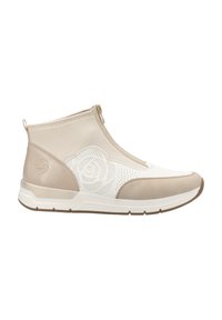Baskets montantes beige et blanches avec fermeture éclair latérale, motif de rose perforé et talon texturé sur fond blanc.
