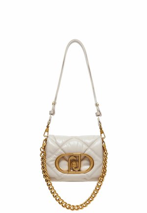 Kleine witte doorgestikte leren handtas met gouden ketting en ovale gouden sluiting met in elkaar grijpende letters.