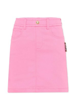 Roze denimrok met voorzakken, ceintuurlussen en een gouden knoopsluiting, plat uitgespreid op een witte achtergrond.