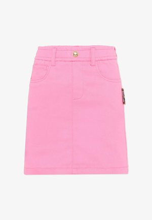 Gonna in denim rosa con tasche frontali, passanti per cintura e chiusura con bottone dorato, mostrata distesa su uno sfondo bianco.