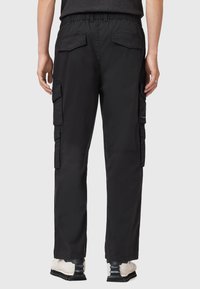 Pantalons cargo noirs avec une taille élastique, plusieurs poches latérales et une coupe décontractée. Fabriqués en tissu durable avec une texture lisse.