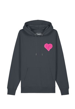 Sweat à capuche gris foncé avec un motif cœur rose vif sur la poitrine gauche et une poche kangourou à l'avant.