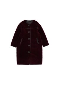 Abrigo de terciopelo burdeos con cuello redondo, detalles en negro, cinco botones en la parte frontal y bolsillos laterales. Mangas largas y corte relajado.
