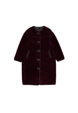 Burgundowy, pluszowy płaszcz z okrągłym dekoltem, czarnymi akcentami, pięcioma guzikami z przodu i bocznymi kieszeniami. Długie rękawy i luźny krój.