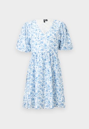 Robe courte blanche avec imprimé floral bleu, manches courtes bouffantes, encolure en V et taille froncée.