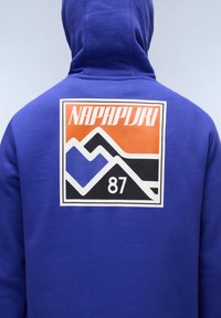 Felpa blu con cappuccio con cordino; grande logo rettangolare sul retro con montagne, colori arancione, blu, nero e bianco.