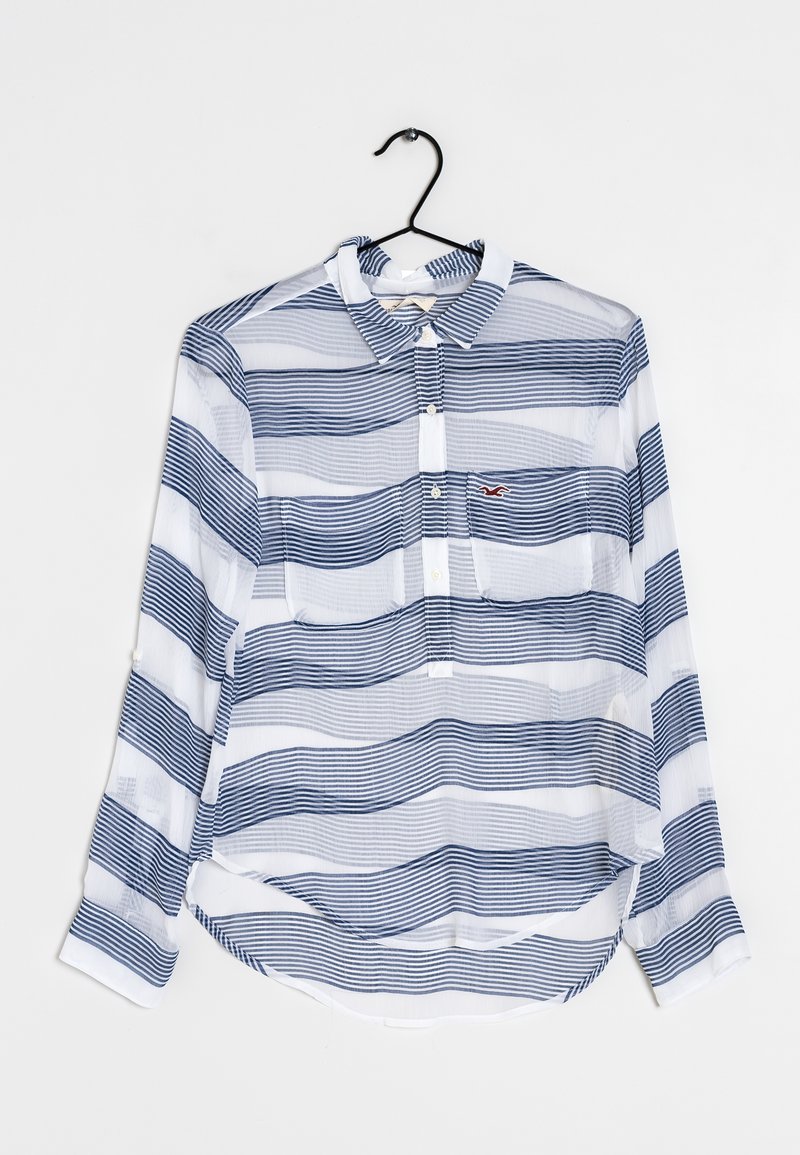 Långärmad skjorta med knappar i marinblå och vita horisontella ränder, tillverkad av lätt tyg, med ficka och logodetalj.