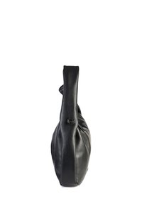 Borsa a spalla in pelle nera texture con una spessa tracolla e un sottile dettaglio in metallo su sfondo bianco, mostrata di lato.