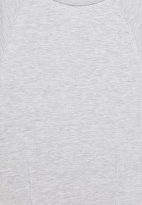 Svetlo siva majica z okroglim izrezom in dolgimi raglan rokavi, izdelana iz mehkega bombažnega blaga.