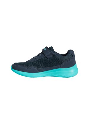 Kinderschwarzer Mesh-Sneaker mit türkisfarbener Sohle, Schnürsenkeln und Klettverschluss auf weißem Hintergrund.