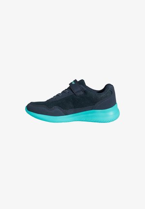 Kinderschwarzer Mesh-Sneaker mit türkisfarbener Sohle, Schnürsenkeln und Klettverschluss auf weißem Hintergrund.