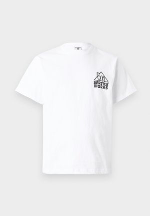 Biała koszulka z krótkim rękawem z czarnym napisem "SERVICE WORKS" i grafiką nawiązującą do góry na lewej piersi.