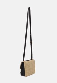 Borsa a tracolla in paglia intrecciata e pelle nera con forma rettangolare, tracolla regolabile e design minimalista.
