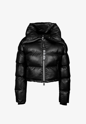 Zwarte cropped pufferjack met hoge kraag, glanzend nylon materiaal, horizontaal gestikt patroon en voorkeursritssluiting, voorzien van een logo-trekker.
