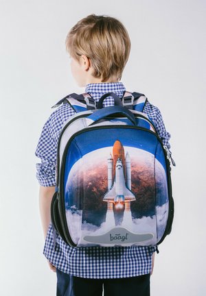 Plecak z kolorowym wzorem rakiety na tle kosmosu. Wykonany z wytrzymałego materiału, o ustrukturyzowanym kształcie i wyściełanych paskach.