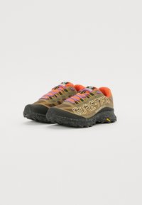 GORE-TEX Merrell sko med en brun syntetisk overdel, levende lilla og orange detaljer, tekstureret sort sål og fremtrædende logo.