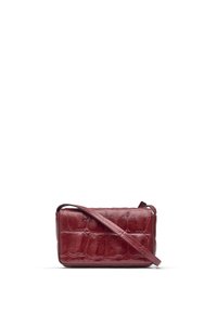 Borsa a tracolla rossa in pelle con un motivo testurizzato a coccodrillo, forma rettangolare e tracolla. Design minimalista senza hardware visibile.