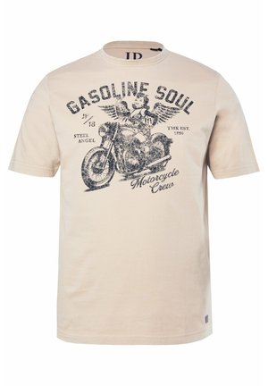 Lichtbeige T-shirt met vintage-stijl afbeelding van een gevleugelde vrouw op een motorfiets en de tekst "GASOLINE SOUL" en "Motorcycle Crew."