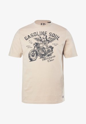 Camiseta de color beige claro con gráfico de estilo vintage de una mujer alada montando una motocicleta y texto "GASOLINE SOUL" y "Motorcycle Crew".