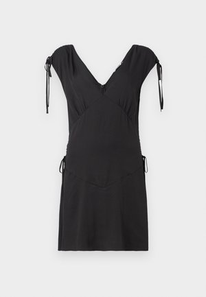 Fekete ruha rövid ujjakkal, V nyakkivágással, behúzott oldalakkal és megkötő részletekkel. Simább anyagból készült, egyenes szegéllyel.