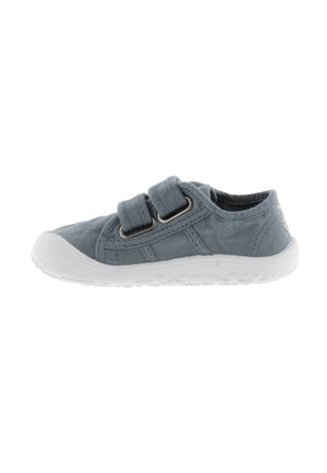 Zapatilla de lona gris con dos correas de velcro, suela de goma blanca, punta redondeada y parte superior texturizada. Diseño ligero para mayor comodidad y facilidad de uso.