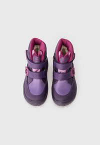 Paarse enkelboots met roze accenten, gemaakt van synthetisch materiaal. Voorzien van twee klittenbandsluitingen, textuur oppervlakken en een gevoerd interieur.