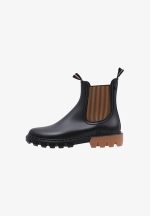Bottillon en caoutchouc noir avec panneau latéral élastique rayé marron, languettes de tirage et semelle robuste beige ; conception imperméable et construction solide.
