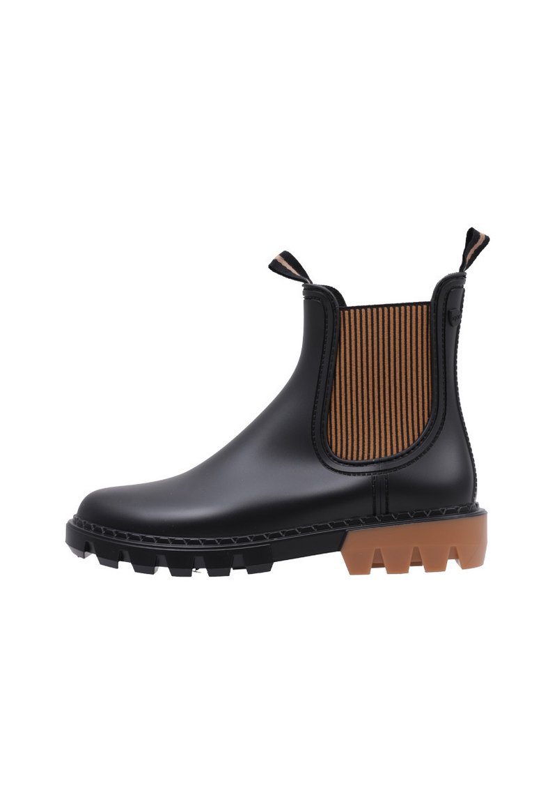 Bottillon en caoutchouc noir avec panneau latéral élastique rayé marron, languettes de tirage et semelle robuste beige ; conception imperméable et construction solide.