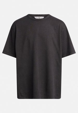 Ciemnoszary bawełniany t-shirt z okrągłym dekoltem, krótkimi rękawami i luźnym krojem z widocznymi szwami.