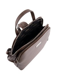 Brun læderrygsæk med to lynlåslommer, åben top, mærket indvendig foring og en lille metalplade med logo på frontlommen.