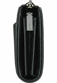 Portafoglio in pelle nera, con chiusura con zip, multiple tasche, texture liscia e dettaglio in metallo argentato con accentazione del logo.