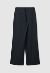 Pantalon large bleu foncé à la texture lisse, doté de deux poches arrière et d'une taille ajustée pour un look cintré.